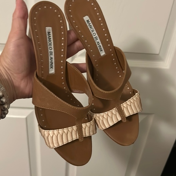 Manolo BLahnik tan size 37.5 great condition open toe mule w crock embossed - Picture 2 of 7